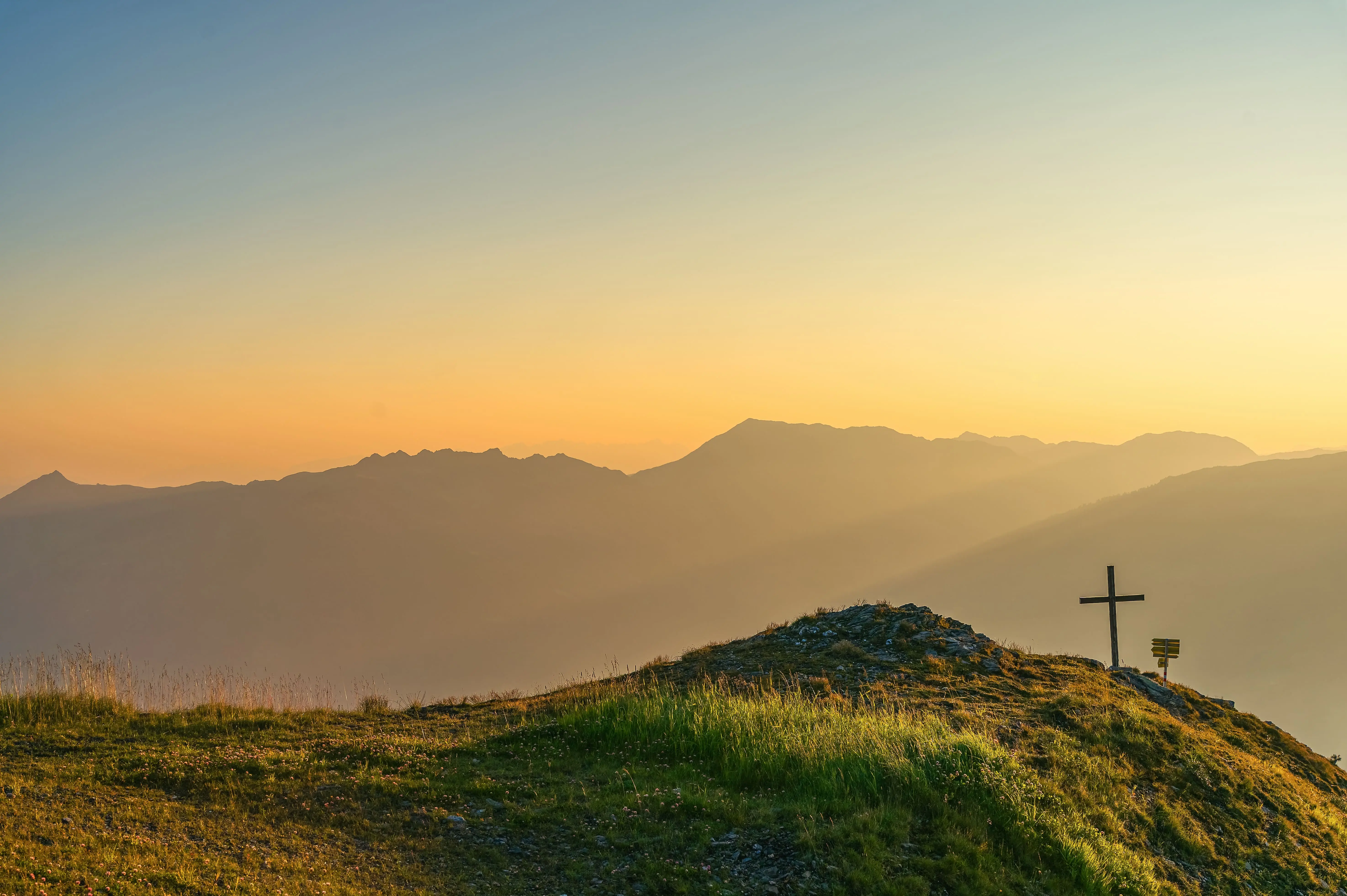 Sonnenaufgang am Kaltenbacher Wetterkreuz im Zillertal – Regeneration und Entschleunigung beim Wanderurlaub in den Tiroler Alpen